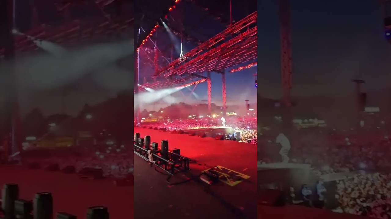 Drake surprises crowd with Vanessa Carlton at Wireless Festival to sing 'A Thousand Miles' #shorts