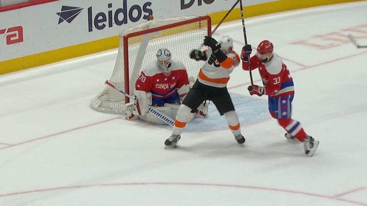 Flyers score off incredible soccer-style pass