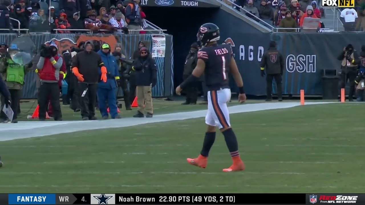 Justin Fields injury after big run vs. Eagles